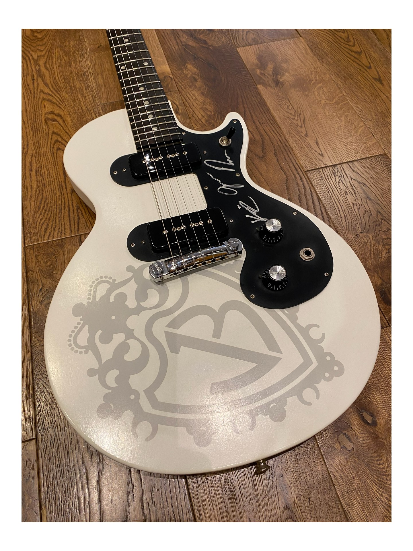 GIBSON Jonas Brothers Signature Melody Maker (signed) 2010