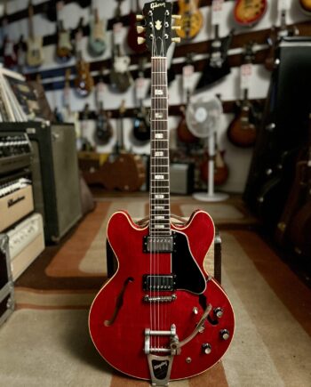 1967 Gibson ES-335TD Bigsby Cherry, vue de face